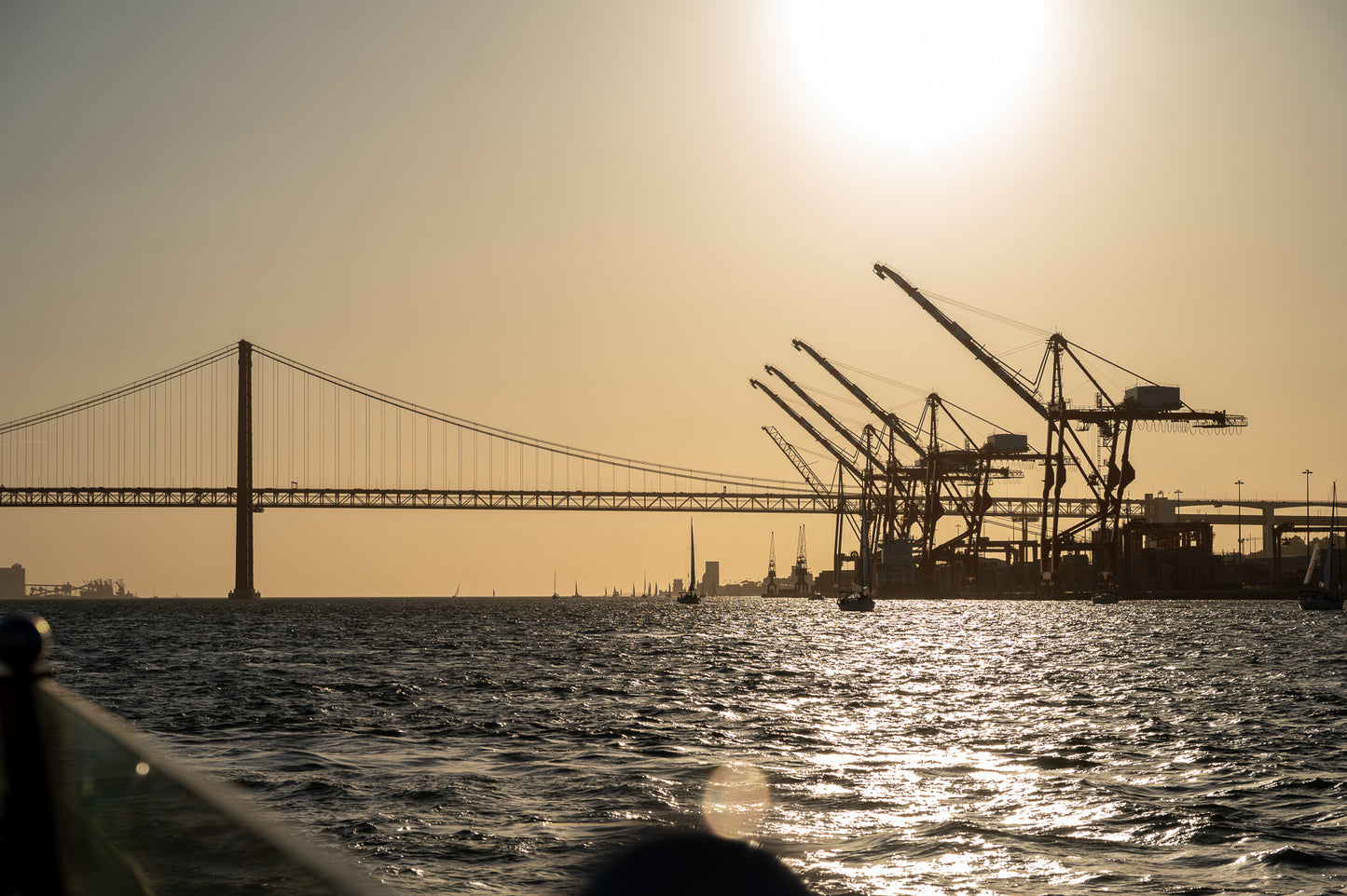 Lissabons Hafen bei Sonnenuntergang