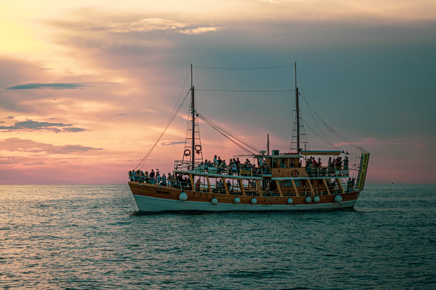 Ausflugsschiff bei Sonnenuntergang