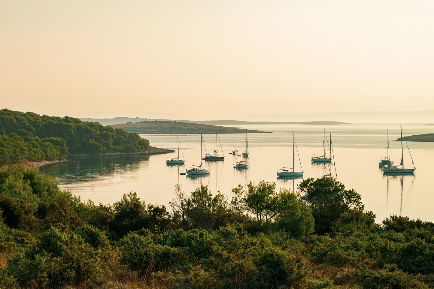 Bote in einer Bucht am Kap Kamenjak