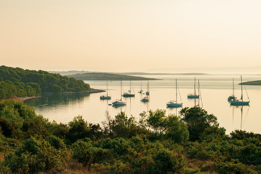 Bote in einer Bucht am Kap Kamenjak